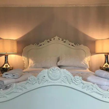 Grand Apartment In Historic Building With Free Parking Canterbury Exterior photo